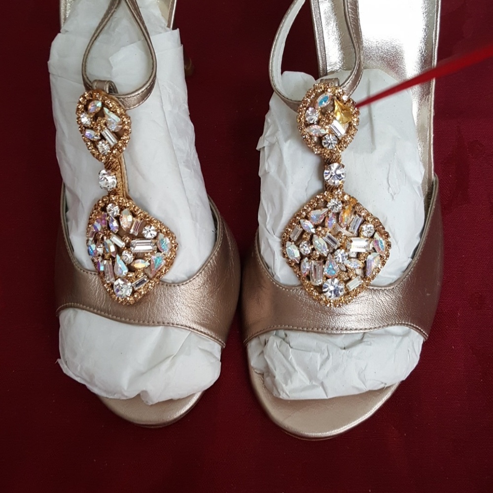 03:03 - Stuart Weitzman w/ Swarovski Crystals Heels - Picture 4 of 8